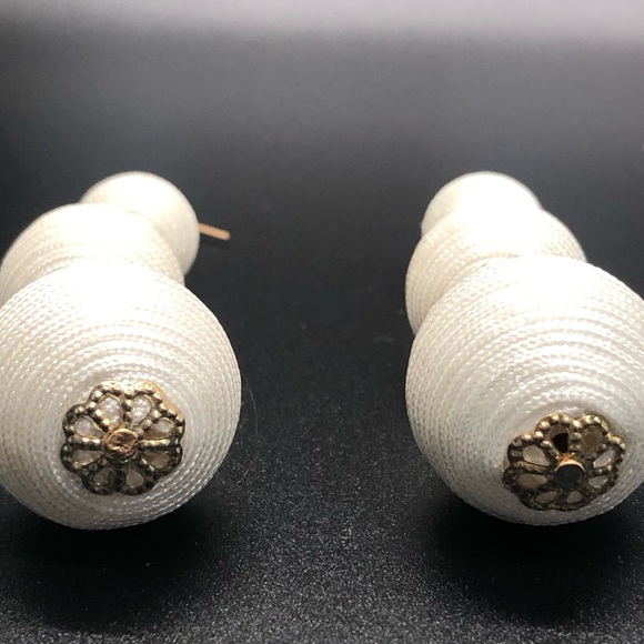 Vintage white thread and gold ball drop earrings - Picture 4 of 5